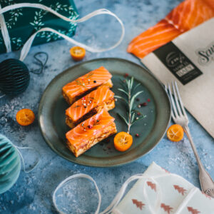 Photo culinaire de feuilletés de saumon fumé avec garniture