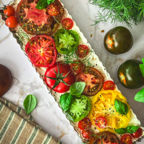 Photo culinaire de tarte aux tomates colorées avec garniture