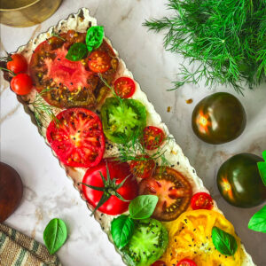 Photo culinaire de tarte aux tomates colorées avec garniture